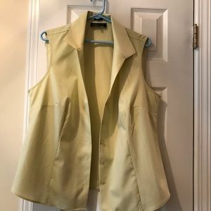 Jones New York sleeveless light green top.